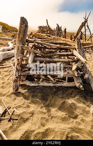 Eine Strandhütte aus Treibholz am Pazifik am Moonstone Beach in Cambria, Kalifornien. Stockfoto