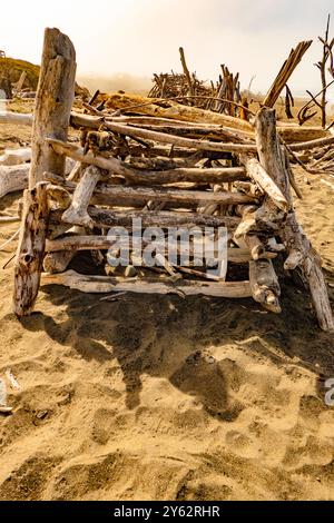 Eine Strandhütte aus Treibholz am Pazifik am Moonstone Beach in Cambria, Kalifornien. Stockfoto