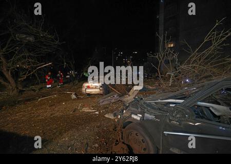 CHARKIW, UKRAINE - 21. SEPTEMBER 2024 - durch einen russischen KAB-Streik zerstörte Autos im Innenhof eines mehrstöckigen Wohnhauses in Charkiw, Nordostukraine Stockfoto