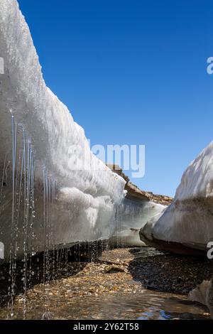 Schmelzendes Eis in all seinen unzähligen Formen im Svalbard-Archipel in Norwegen. Stockfoto