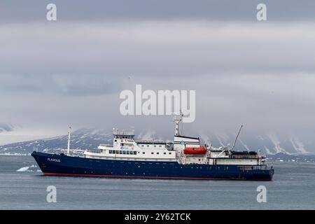 Ein Blick auf das Expeditionsschiff Plancius, das im Svalbard-Archipel in Norwegen operiert. Stockfoto