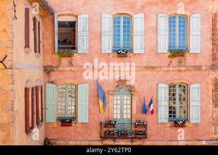 Fassade der Villa im Dorf Roussillon auf einem Hügel, Departement Vaucluse, Luberon-Tal, Südfrankreich Stockfoto