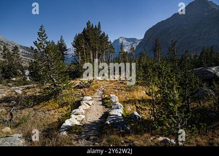 Der High Sierra Trail führt durch Täler. Stockfoto