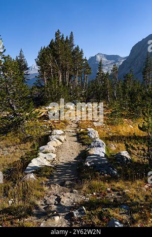 Der High Sierra Trail führt durch Täler. Stockfoto