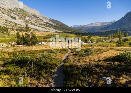 Der High Sierra Trail führt durch Täler. Stockfoto