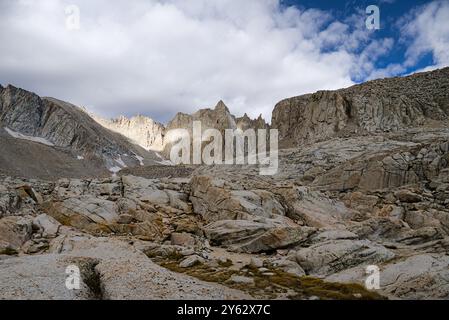 Wanderweg zum Mt. Whitney auf felsigem Gelände Stockfoto