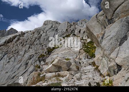 Wanderweg zum Mt. Whitney auf felsigem Gelände Stockfoto