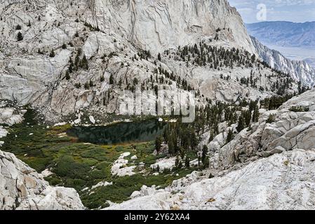 Alpensee umgeben von weißen Granitbergen. Stockfoto