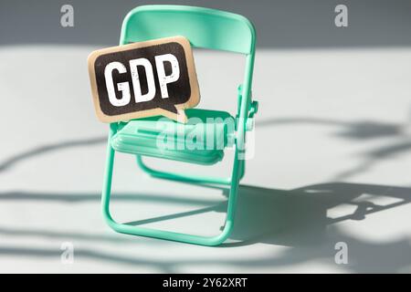 GDP – Text auf einem Notizblock mit Kaffee und Pfanne, Geschäftskonzept Stockfoto