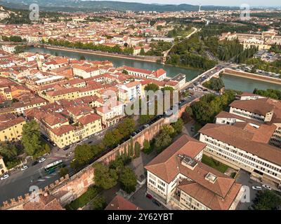 Aus der Vogelperspektive von Verona, Italien, mit Blick auf die Etsch, historische Gebäude und die umliegende Landschaft. Stockfoto