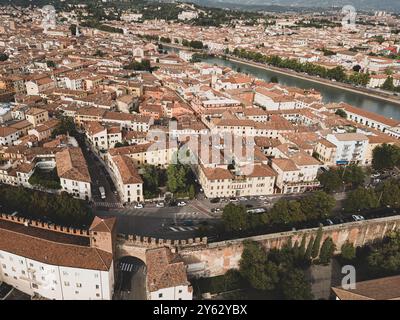 Aus der Vogelperspektive von Verona, Italien, mit der historischen Architektur und der Etsch, die durch die Stadt fließt. Stockfoto