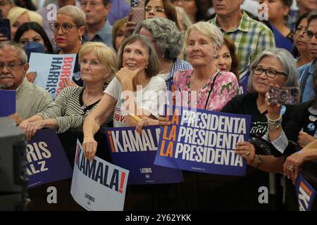 San Antonio Texas USA, 23. September 2024: Fans hören den Sprecher Doug Emhoff (nicht im Bild), Ehemann des derzeitigen US-Vizepräsidenten und demokratischen Präsidentschaftskandidaten, bei einer Kundgebung der texanischen Demokraten sechs Wochen vor den Präsidentschaftswahlen aufmerksam zu. Viele in der Menge halten Wahlkampfschilder, die Harris unterstützen. Quelle: Bob Daemmrich/Alamy Live News Stockfoto