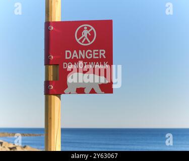 Warnschild in Churchill Manitoba: Danger Don't Walk, mit Grafik des Polar Bear an der Hudson Bay. Stockfoto