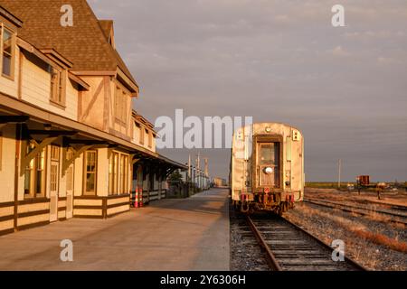 Via Rail Train verlässt den Bahnhof Churchill Manitoba am frühen Abend im September 2024. Stockfoto