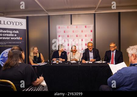 Liverpool, Großbritannien. SEPTEMBER 2024. Emily Thornberry tritt auf einer Veranstaltung auf der Labour Party Konferenz "Diplomacy, Development and Defence: Labour's Foreign Policy Agenda" des Institute for Public Policy and Research neben Lloyds auf. Das Panel umfasst Laura Chappell, Romilly Greenhill (CEO, Bond), Sir Simon Fraser, Bruce Carnegie-Brown (Chairman Lloyds) Credit Milo Chandler/Alamy Live News Stockfoto