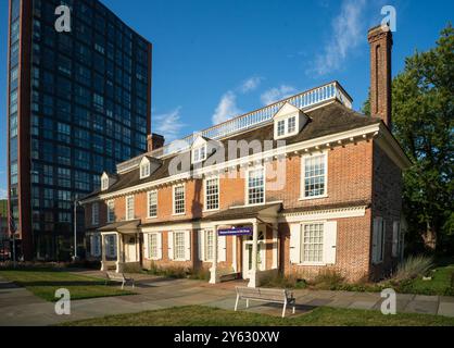 Yonkers, NY - USA - 21. September 2024 Horizontalansicht der Philipse Manor Hall State Historic Site von Yonkers, einem historischen Herrenhaus aus der Kolonialzeit mit Stein und Ziegeln Stockfoto