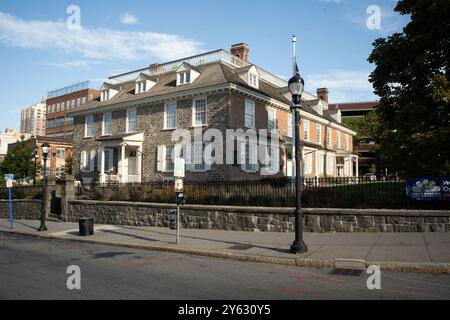 Yonkers, NY - USA - 21. September 2024 Horizontalansicht der Philipse Manor Hall State Historic Site von Yonkers, einem historischen Herrenhaus aus der Kolonialzeit mit Stein und Ziegeln Stockfoto