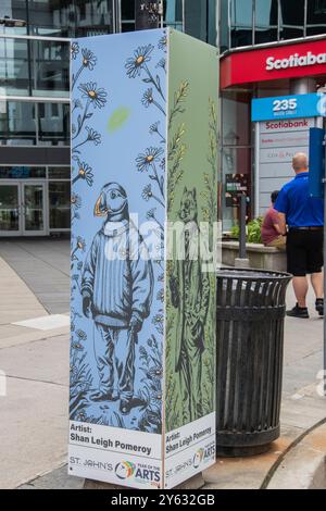 Das Wandbild des Jahres der Künste eines Papageientauchers in Pullover an der Water Street im Stadtzentrum von St. John's, Neufundland & Labrador, Kanada Stockfoto