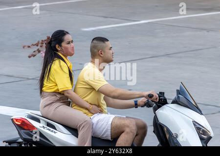 SAMUT PRAKAN, THAILAND, 08. Februar 2023, Ein Paar fährt zusammen mit einem Motorrad Stockfoto