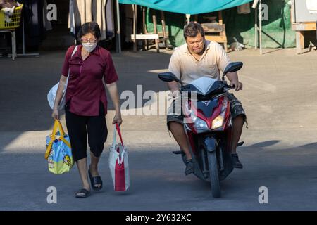 SAMUT PRAKAN, THAILAND, 08. Februar 2023, Menschen verlassen den Tagesmarkt Stockfoto