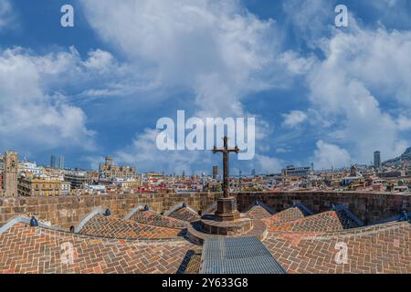 BARCELONA, SPANIEN-14. APRIL 2024: Panoramablick über Dächer von der Kuppel der Kathedrale des Heiligen Kreuzes und Saint Eulalia, Catedral de Barcelona Stockfoto