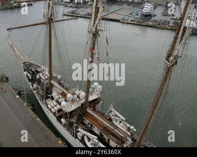 Ausbildungsschiff „Juan Sebastián de Elcano“ (A-71). Der Schiffsrumpf besteht aus Eisen. Sie wurde am 5. März 1927 gestartet und am 17. August 1928 an die spanische Marine geliefert. Im Laufe der Jahre wurde es verschiedenen Modernisierungsarbeiten unterzogen. Detail des Daches des Schiffes, das am Sonntag, den 8. September 2024, gegen 9:00 Uhr an der „Moll Est“ (Ostkai) im Hafen von Barcelona, Katalonien, Spanien angedockt wurde. Stockfoto