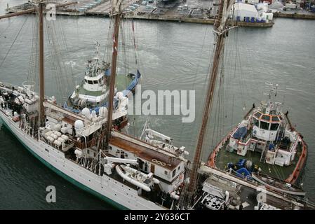 Ausbildungsschiff „Juan Sebastián de Elcano“ (A-71). Der Schiffsrumpf besteht aus Eisen. Sie wurde am 5. März 1927 gestartet und am 17. August 1928 an die spanische Marine geliefert. Im Laufe der Jahre wurde es verschiedenen Modernisierungsarbeiten unterzogen. Anlegemanöver des Schiffes in Richtung Dock am Sonntag, den 8. September 2024, gegen 9:00 Uhr am „Moll Est“ (Ostkai) im Hafen von Barcelona, Katalonien, Spanien. Stockfoto