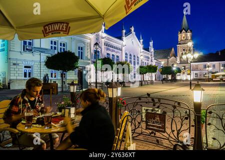 Franziskanerkirche und altes Rathaus, Marktplatz, Sanok, Woiwodschaft Unterkarpaten, Polen, osteuropa. Stockfoto
