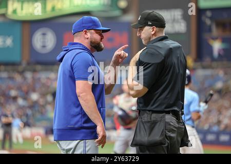 St. Petersburg, FL: John Schneider (14), der Trainer der Toronto Blue Jays, drückt seine Frustration über die Streikzone mit der Titelverteidigerin Nate Tomlinson aus Stockfoto