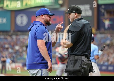St. Petersburg, FL: John Schneider (14), der Trainer der Toronto Blue Jays, drückt seine Frustration über die Streikzone mit der Titelverteidigerin Nate Tomlinson aus Stockfoto