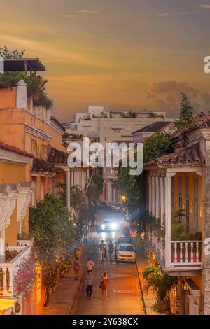 Cartagena Street Routine bei Sonnenuntergang Stockfoto