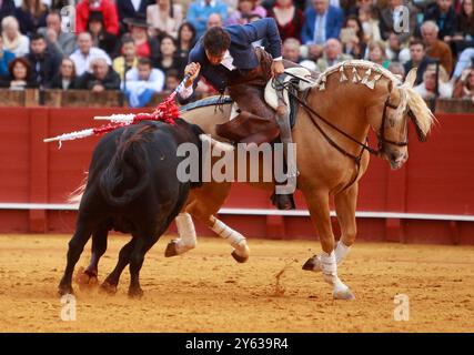 Sevilla, 04/30/2017. Stierkampf zu Pferd. Sechs Stiere von Fermin Bohorquez. Der Stierkämpfer auf dem Pferd Sergio Galan. Foto: Raul Doblado. ARCHSEV. Quelle: Album / Archivo ABC / Raúl Doblado Stockfoto