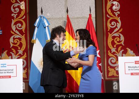 Madrid, 21.06.2024. Der argentinische Präsident Javier Milei erhält von der Präsidentin Isabel Díaz Ayuso die Internationale Medaille der Gemeinschaft Madrid. Foto: Ángel de Antonio. ARCHDC. Quelle: Album / Archivo ABC / Ángel de Antonio Stockfoto