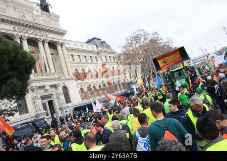 Madrid, 21.02.2024. Demonstration von Bauern und Viehzüchtern rund um die Puerta de Alcalá. Foto: Jaime García. ARCHDC. Quelle: Album / Archivo ABC / Jaime García Stockfoto