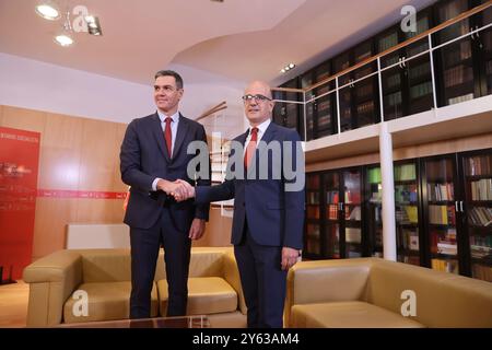Madrid, 10.11.2023. Abgeordnetenkongress. Der Generalsekretär der PSOE und amtierender Regierungspräsident Pedro Sánchez hat während des Treffens zur Verhandlung seiner Amtseinführung mit den Vertretern der politischen Parteien stattgefunden. Im Bild mit dem Vertreter der UPN, Alberto Catalán. Foto: Jaime García. ARCHDC. Quelle: Album / Archivo ABC / Jaime García Stockfoto