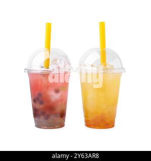 Leckerer Bubble Tee in Plastikbechern isoliert auf weiß Stockfoto