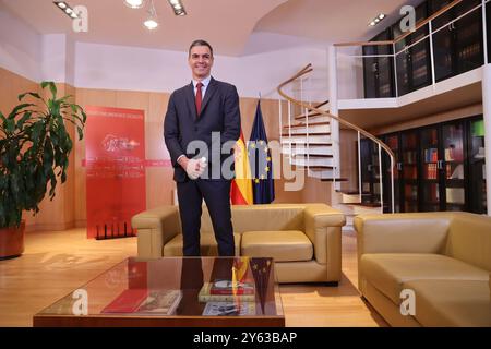 Madrid, 10.11.2023. Abgeordnetenkongress. Der Generalsekretär der PSOE und amtierender Regierungspräsident Pedro Sánchez hat während des Treffens zur Verhandlung seiner Amtseinführung mit den Vertretern der politischen Parteien stattgefunden. Im Bild mit dem Vertreter der UPN, Alberto Catalán. Foto: Jaime García. ARCHDC. Quelle: Album / Archivo ABC / Jaime García Stockfoto