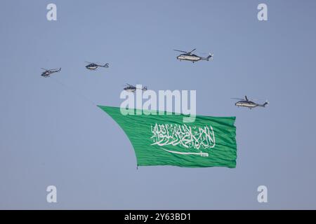 Riad, Saudi-Arabien. September 2024. Anlässlich des Nationalfeiertags in Saudi-Arabien findet am 23. September 2024 in Riad, Saudi-Arabien, eine Flugshow statt. Quelle: Wang Haizhou/Xinhua/Alamy Live News Stockfoto