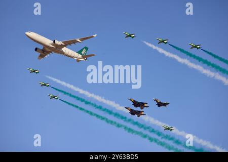 Riad, Saudi-Arabien. September 2024. Anlässlich des Nationalfeiertags in Saudi-Arabien findet am 23. September 2024 in Riad, Saudi-Arabien, eine Flugshow statt. Quelle: Wang Haizhou/Xinhua/Alamy Live News Stockfoto