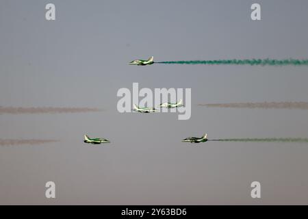 Riad, Saudi-Arabien. September 2024. Anlässlich des Nationalfeiertags in Saudi-Arabien findet am 23. September 2024 in Riad, Saudi-Arabien, eine Flugshow statt. Quelle: Wang Haizhou/Xinhua/Alamy Live News Stockfoto