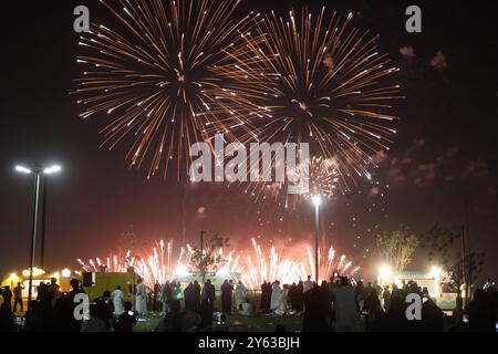 Riad, Saudi-Arabien. September 2024. Ein Feuerwerk erleuchtet den Himmel anlässlich des Nationalfeiertags in Saudi-Arabien am 23. September 2024 in Riad, Saudi-Arabien. Quelle: Wang Haizhou/Xinhua/Alamy Live News Stockfoto