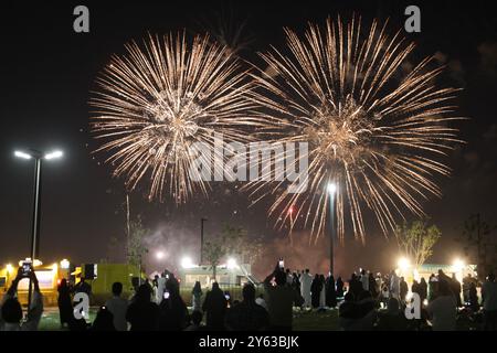 Riad, Saudi-Arabien. September 2024. Ein Feuerwerk erleuchtet den Himmel anlässlich des Nationalfeiertags in Saudi-Arabien am 23. September 2024 in Riad, Saudi-Arabien. Quelle: Wang Haizhou/Xinhua/Alamy Live News Stockfoto