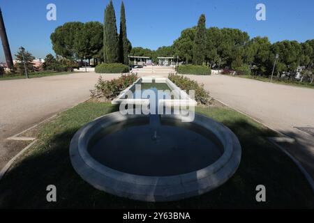 Madrid, 14.11.2017. Der Teich des Tierno-Galván-Parks im Bezirk Arganzuela. Verschlechterung des Bereichs. Blattstreu. Foto: Jaime García. ARCHDC. Quelle: Album / Archivo ABC / Jaime García Stockfoto