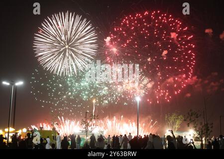 Riad, Saudi-Arabien. September 2024. Ein Feuerwerk erleuchtet den Himmel anlässlich des Nationalfeiertags in Saudi-Arabien am 23. September 2024 in Riad, Saudi-Arabien. Quelle: Wang Haizhou/Xinhua/Alamy Live News Stockfoto