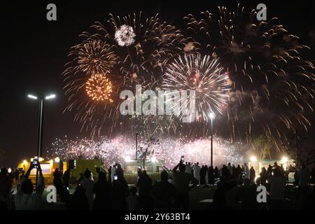 Riad, Saudi-Arabien. September 2024. Ein Feuerwerk erleuchtet den Himmel anlässlich des Nationalfeiertags in Saudi-Arabien am 23. September 2024 in Riad, Saudi-Arabien. Quelle: Wang Haizhou/Xinhua/Alamy Live News Stockfoto