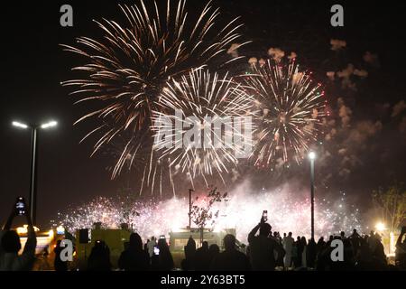 Riad, Saudi-Arabien. September 2024. Ein Feuerwerk erleuchtet den Himmel anlässlich des Nationalfeiertags in Saudi-Arabien am 23. September 2024 in Riad, Saudi-Arabien. Quelle: Wang Haizhou/Xinhua/Alamy Live News Stockfoto