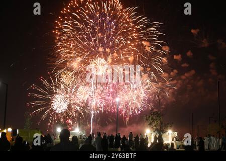 Riad, Saudi-Arabien. September 2024. Ein Feuerwerk erleuchtet den Himmel anlässlich des Nationalfeiertags in Saudi-Arabien am 23. September 2024 in Riad, Saudi-Arabien. Quelle: Wang Haizhou/Xinhua/Alamy Live News Stockfoto