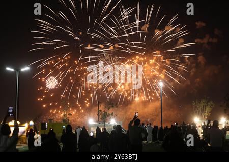 Riad, Saudi-Arabien. September 2024. Ein Feuerwerk erleuchtet den Himmel anlässlich des Nationalfeiertags in Saudi-Arabien am 23. September 2024 in Riad, Saudi-Arabien. Quelle: Wang Haizhou/Xinhua/Alamy Live News Stockfoto
