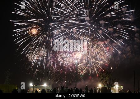Riad, Saudi-Arabien. September 2024. Ein Feuerwerk erleuchtet den Himmel anlässlich des Nationalfeiertags in Saudi-Arabien am 23. September 2024 in Riad, Saudi-Arabien. Quelle: Wang Haizhou/Xinhua/Alamy Live News Stockfoto
