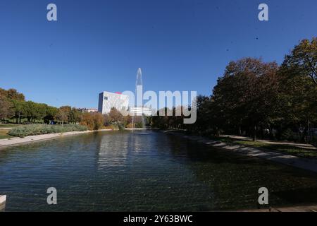 Madrid, 14.11.2017. Der Teich des Tierno-Galván-Parks im Bezirk Arganzuela. Verschlechterung des Bereichs. Blattstreu. Foto: Jaime García. ARCHDC. Quelle: Album / Archivo ABC / Jaime García Stockfoto